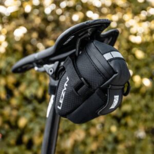 Lezyne M-Caddy Strap satulalaukku, musta