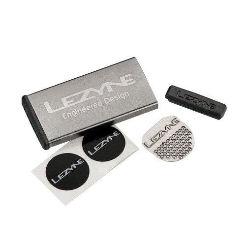 Lezyne Metal Kit Box renkaankorjaussarja, eri värejä