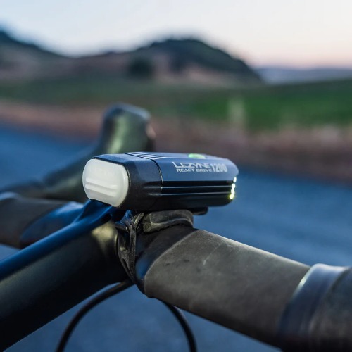 Lezyne React Drive etuvalo Radar Drive -takavalon kanssa käytettäväksi